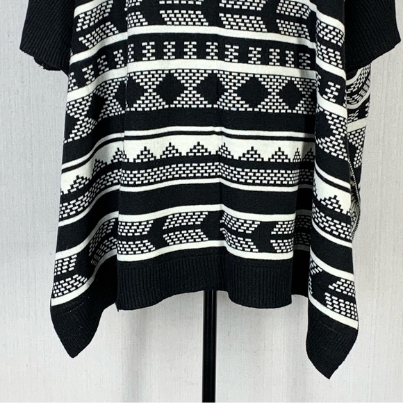 Jack by BB Dakota Cyndi Jacquard Oversized Modern Geometric Poncho - Size Med - Picture 11 of 15